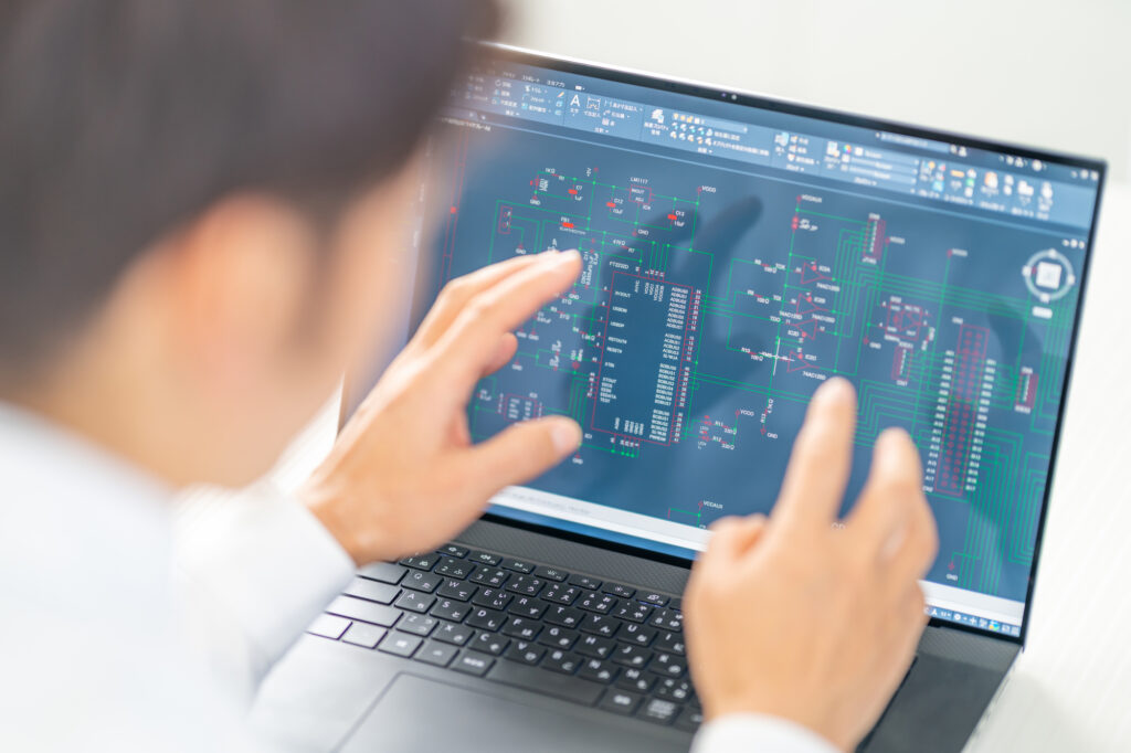 現物の基板から回路図を作成する作業のイメージ