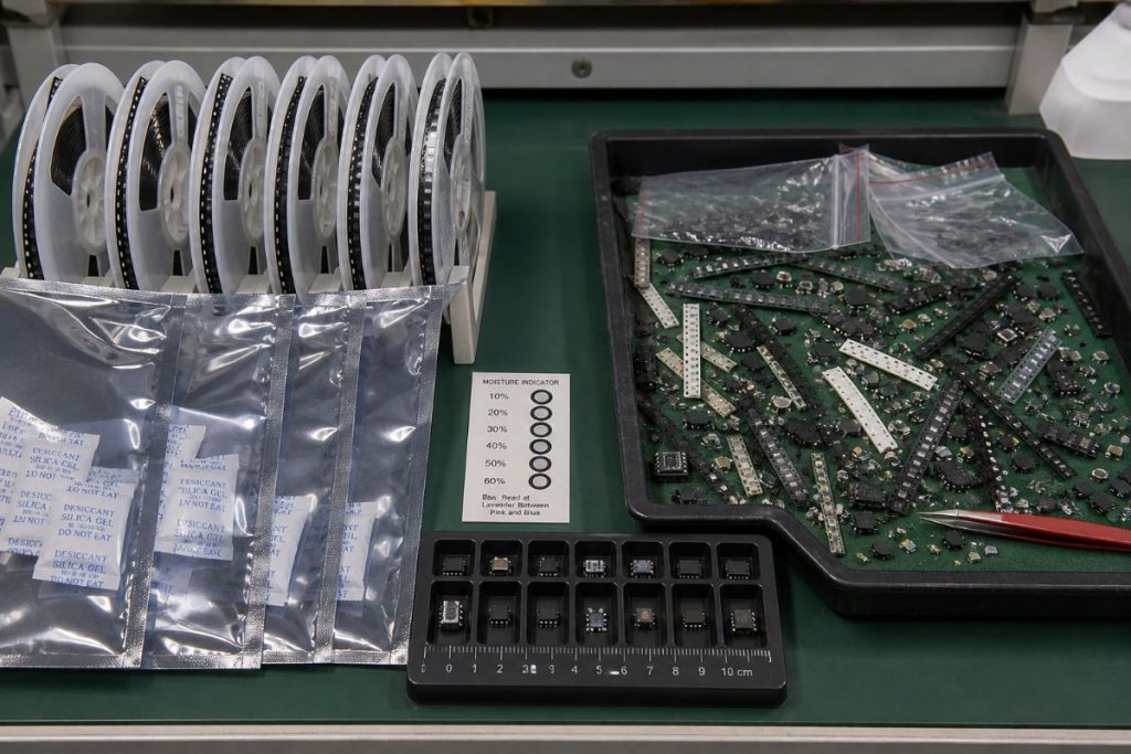 テープに入った部品など、支給部品の準備のイメージ